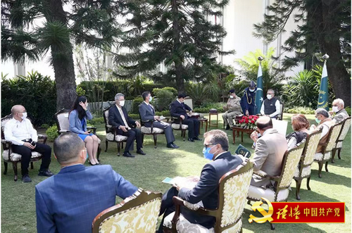 2020年4月9日,巴基斯坦总统阿尔维在总统府会见我援巴医疗专家组。_缩小大小.png