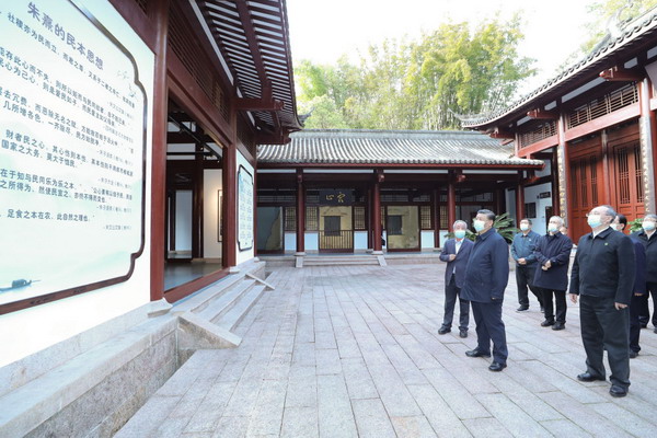 习近平在福建省南平武夷山朱熹园,了解朱熹生平及理学研究等情况26_缩小大小.jpeg